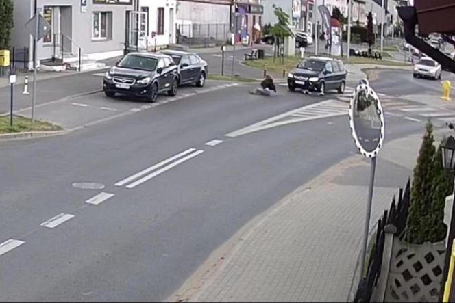 Groza na przejeździe. Samochód potrącił 14-letnią dziewczynę