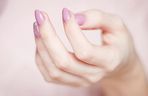 Szukasz idealnego manicure’u na lato? Te kolory pięknie podkreślą wakacyjną opaleniznę