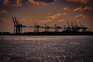 Polskie porty z lekkim wzrostem przeładunków w I połowie 2025 roku. Port Gdańsk liderem!