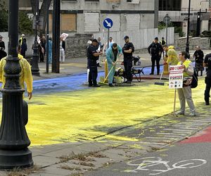 Żółto-niebieska niespodzianka dla rosyjskich dyplomatów. Barwy Ukrainy na asfalcie przed ambasadą Rosji