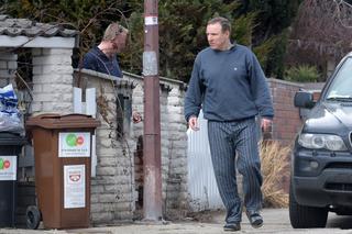 Na piżamę włożył bluzę