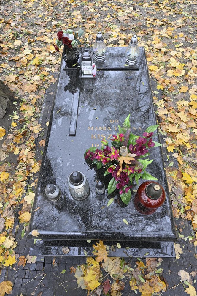 Generał Czesław Kiszczak ma skromny grób