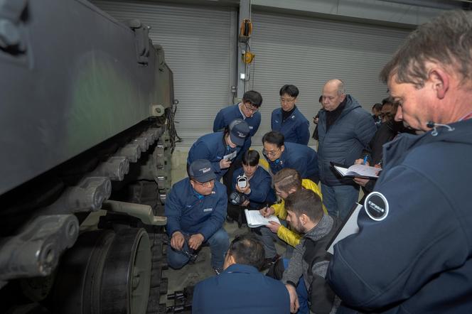 Specjaliści z WZM na linii produkcyjnej czołgów K2