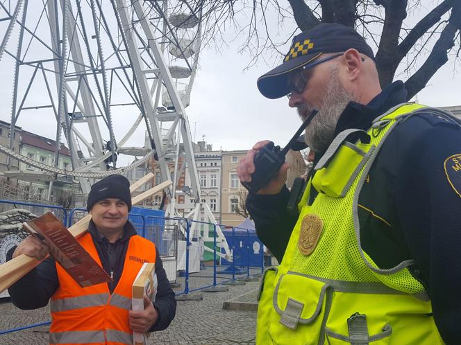 Rolnicy z traktorami na rynku w Lesznie. Tłumaczą mieszkańcom powody swoich protestów