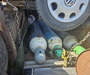 Załadował samochód na pakę i „zabezpieczył” go… butlami z gazem. Policjanci oniemieli