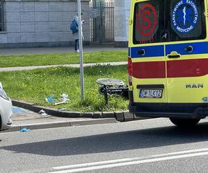 Emeryt z nożem w klatce piersiowej. Dramatyczna akcja ratunkowa na Ochocie. „Wyciągnęli go z auta”