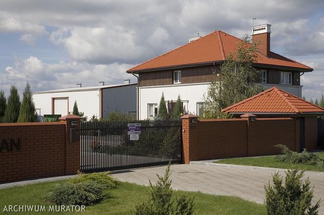 Brama wjazdowa przesuwna. Czy można zamontować ją na zewnątrz ogrodzenia działki?