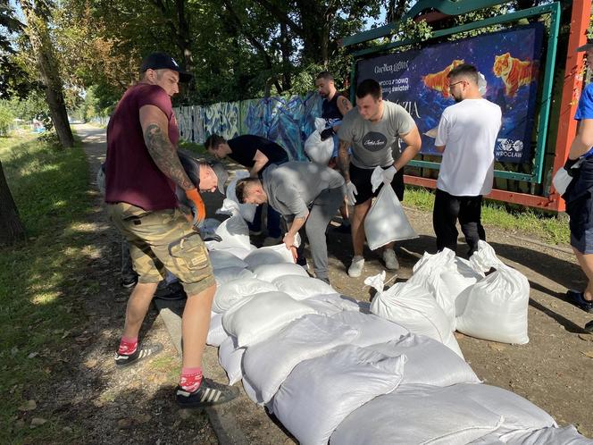  ZOO Wrocław. Umacnianie wałów, układanie worków z piaskiem