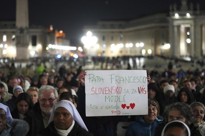 Wierni modlą się za Papieża Franciszka