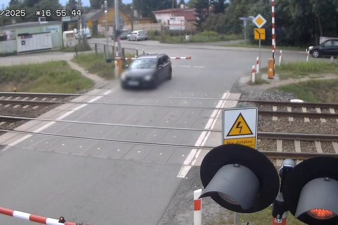 Volvo z dziećmi w środku uwięzione między rogatkami