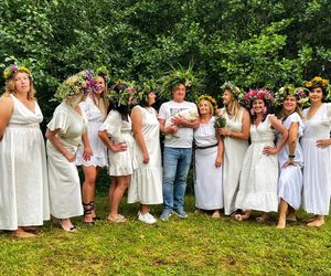Wyjątkowe „Morsowe Wianki” ekipy Mors Może Więcej nad zalewem w Wąchocku. Było magicznie