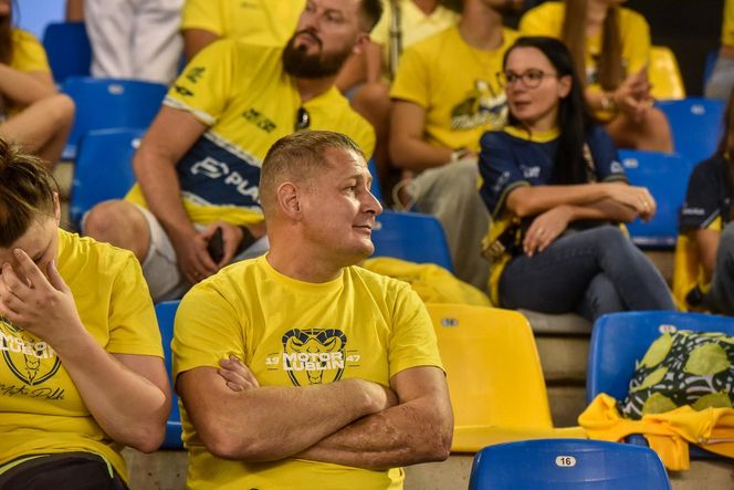 Sektor gości podczas finału PGE Ekstraligi. Zdjęcia kibiców Orlen Oil Motoru Lublin z Motoareny w Toruniu