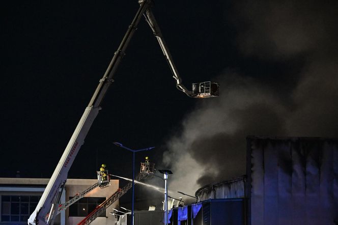 Pożar akumulatorowni na poddaszu zakładu przetwórstwa drobiu w Kawle