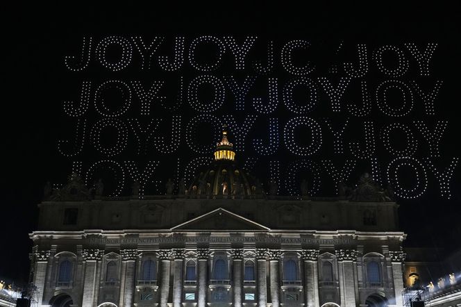 Tysiące dronów nad Bazyliką św. Piotra! Zobacz, co stało się w Watykanie