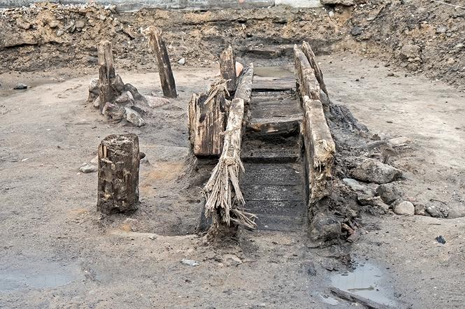 Pod brukiem nie znaleziono pozostałości bramy, a dawny system kanalizacji