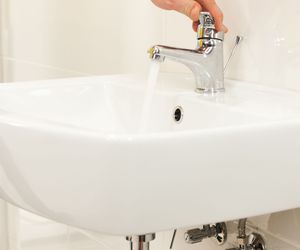 Zatkana rura. Przepychanie rury kanalizacyjnej