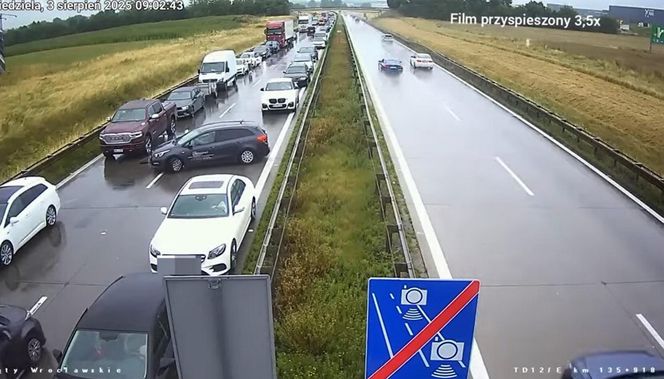 Jechali na A4 pod prąd "korytarzem życia". Namierzyła ich policja.