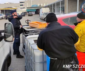 Policjanci nadzorują sprzedaż żywych karpi w Szczecinie 