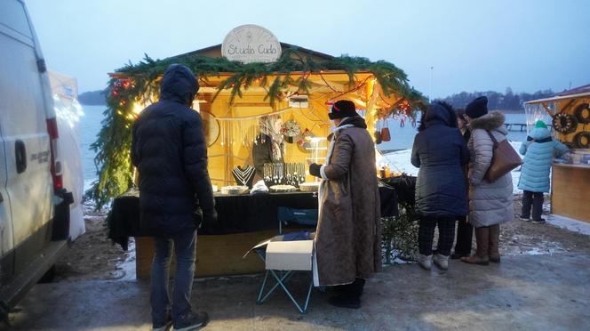 Ruszył jarmark bożonarodzeniowy nad jeziorem Ukiel w Olsztynie. Zobacz, jak wygląda! [ZDJĘCIA]