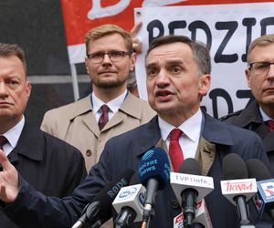Konferencja PiS. Woś i Ziobro wychodzą do ofensywy. W tle ostre hasła o więzieniu Tuska