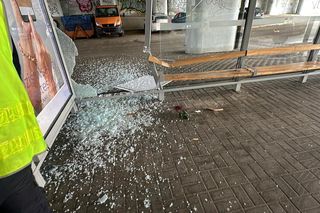 Przyczepka odpadła od auta i huknęła w przystanek autobusowy. Kobieta została ciężko ranna