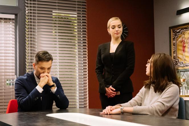 BrzydUla 2, odcinek 78, Marek (Filip Bobek), Ula (Julia Kamińska), Nadia (Magdalena Koleśnik)