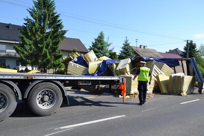 Nowe Brzesko. Tir wjechał w przystanek autobusowy