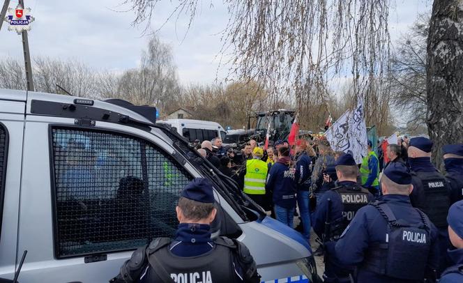 Trwa protest rolników. Policja pilnuje torów przed protestującymi 