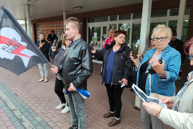 Protest „Ani Jednej Więcej” odbył się w Łomży. Kilkanaście osób zgromadziło się pod szpitalem wojewódzkim [ZDJĘCIA]