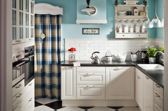 Kolorowa ściana w kuchni – modny odcień plus tradycyjne wyposażenie