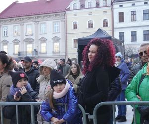 Na rynku w Tarnowie trwa koncert 33. Finału Wielkiej Orkiestry Świątecznej Pomocy. Tak bawią się mieszkańcy miasta