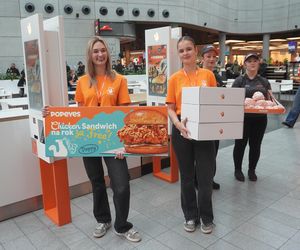 Tłumy na otwarciu Popeyes w Olsztynie. Rekordzista czekał w kolejce ponad 20 godzin