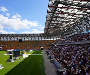 Kongres Świadków Jehowy w Białymstoku. Tłumy wiernych na Stadionie Miejskim