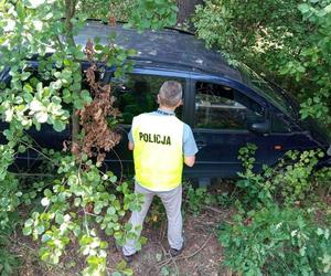 Mężczyzna nie żyje. Volkswagen uderzył w drzewo. Tragiczny weekend na drogach