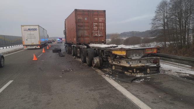 Łódzkie. Wypadek cysterny na S8. Doszło do wycieku paliwa