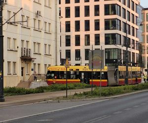 Łódź. Tramwaj wykoleił się po zderzeniu z autem. Zatrzymał się kilkanaście centymetrów przed budynkiem
