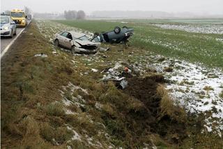 Dachowanie osobówek na DK 16 w Lasecznie. Nie upewniła się, że może bezpiecznie wyprzedzać