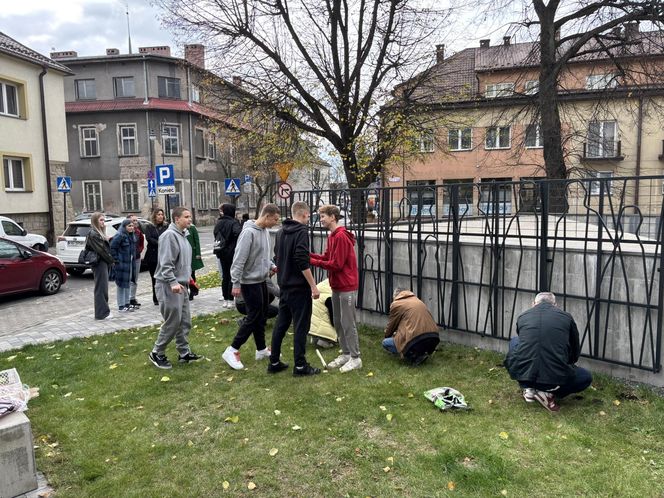 Uczniowie sadzili żonkile przy skwerze pamięci