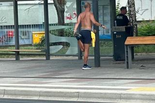 Mężczyzna bez koszulki na Niemcewicza Szczecin 