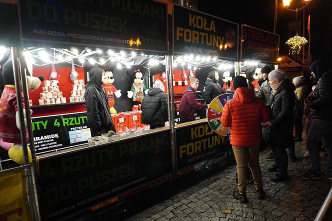 Ciężarówka Coca-cola w Białymstoku! Świąteczna atrakcja przyciągnęła tłumy mieszkańców na Rynek Kościuszki