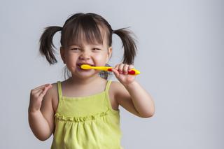 Przebarwienia na zębach u dziecka: przyczyny i zapobieganie przebarwieniom