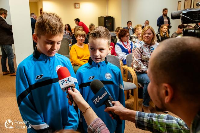 „Niech połączy nas hymn” - piękna, kolorowa premiera w siedzibie Starostwa Powiatowego