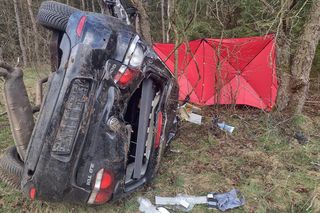 Dwie osoby zginęły w zderzeniu z ciągnikiem! Koszmarny wypadek na drodze krajowej nr 25 [ZDJĘCIA]