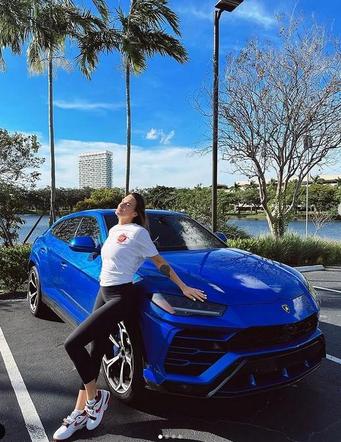 Aryna Sabalenka ma Lamborghini Urus, a Iga Świątek ma Posrche Panamera