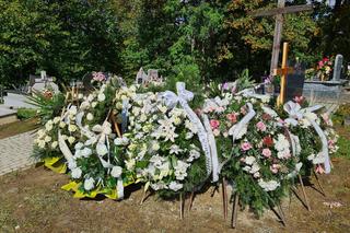 Grób Patrycji utonął w białych kwiatach