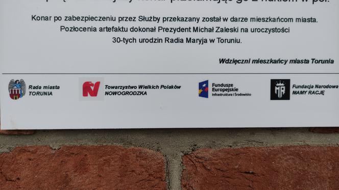 Prześmiewcza tablica pamiątkowa na miejskim szalecie. Ktoś robi sobie żarty z Jarosława Kaczyńskiego i prezydenta Zaleskiego