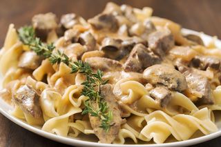 Stroganoff z polędwiczki wieprzowej. Treściwy obiad jednogarnkowy