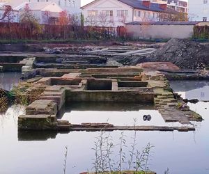 Fundamenty dawnych kamienic przy ul. Św. Floriana