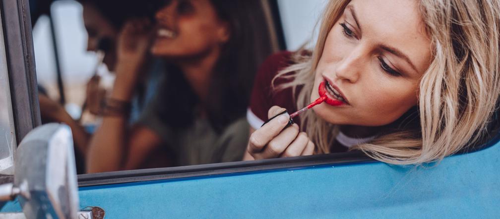 Pomadka to kosmetyk obecny w kosmetyczkach wielu kobiet. Które z nich są najtrwalsze? Sprawdźcie!