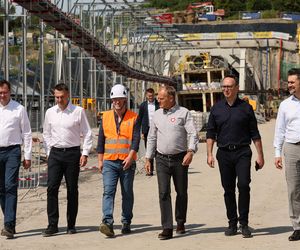 Donald Tusk w Męcinie. Premier odwiedził budowę największego tunelu kolejowego w Polsce